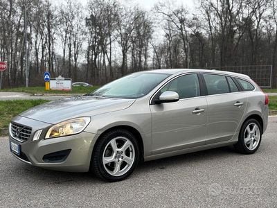 Usata Volvo V60 Summum 163 CV (119 kW) 2012 Giallo Station wagon