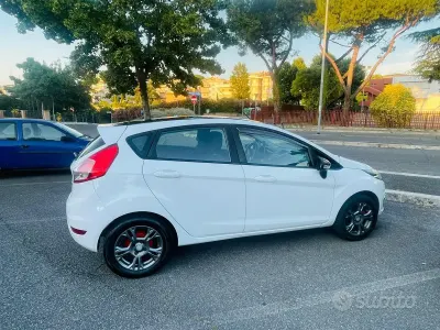 Usata Ford Fiesta 82 CV (60 kW) 2016 Bianco Utilitaria