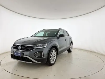 Usata VW T-Roc Life 110 CV (80 kW) 2023 Indium grey metallizzato nero SUV
