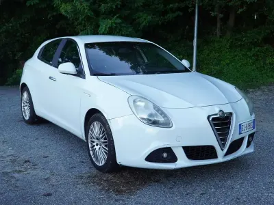 Usata Alfa Romeo Giulietta Distinctive 105 CV (77 kW) 2011 Bianco Utilitaria