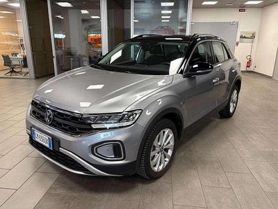 Usata VW T-Roc Life 110 CV (80 kW) 2023 Pyrit silver / tetto nero SUV