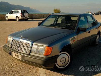 Usata Mercedes 200 122 CV (89 kW) 1989 Grigio Berlina