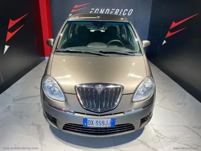 Begagnad Lancia Musa 77 HK (56 kW) 2009 Silver Minibuss