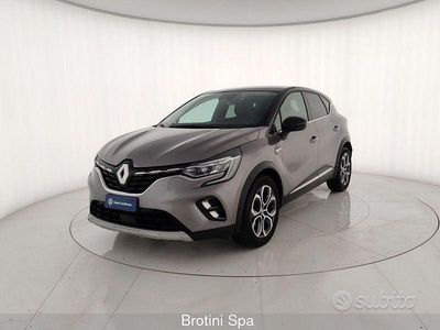 Usata Renault Captur Techno 100 CV (73 kW) 2023 Grigio metallizzato SUV