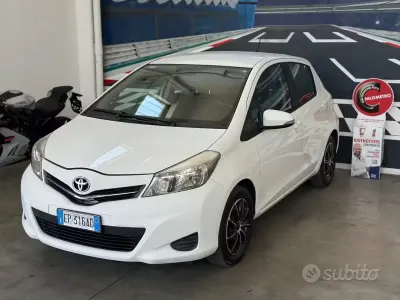 Usata Toyota Yaris 69 CV (50 kW) 2012 Bianco Utilitaria