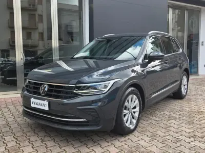 Usata VW Tiguan Life 122 CV (89 kW) 2022 Grigio SUV