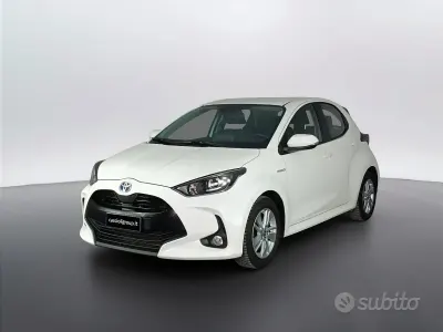 Usata Toyota Yaris Hybrid Active 92 CV (67 kW) 2021 Bianco Berlina