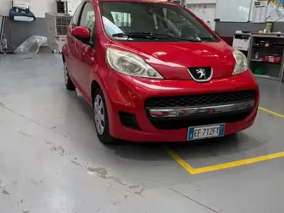 Usata Peugeot 107 68 CV (50 kW) 2010 Rosso Utilitaria
