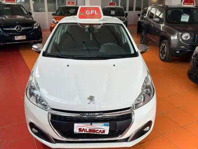 Begagnad Peugeot 208 Allure 82 HK (60 kW) 2016 Vit Halvkombi