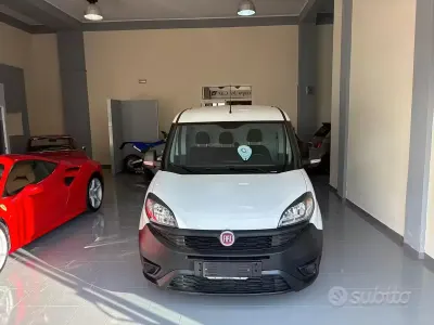 Usata Fiat Doblò S 120 CV (88 kW) 2022 Bianco Monovolume
