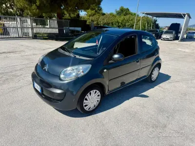 Usado Citroën C1 68 CV (50 kW) 2007 Gris Utilitario
