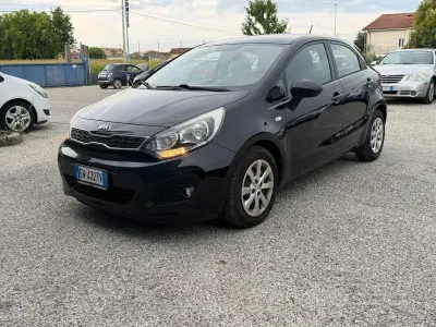 Usata Kia Rio Active 75 CV (55 kW) 2014 Nero Berlina