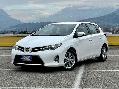 Usata Toyota Auris Lounge 90 CV (66 kW) 2013 Bianco Berlina