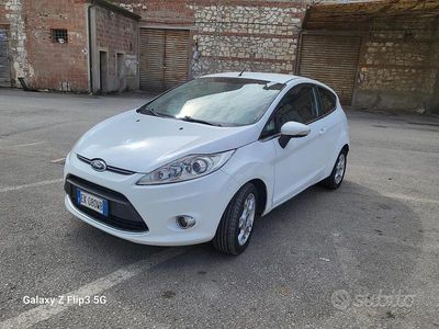 Gebraucht Ford Fiesta 68 PS (50 kW) 2012 Weiß Kleinwagen