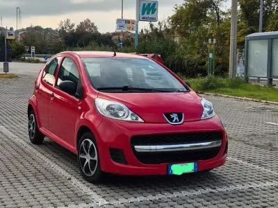 Usata Peugeot 107 68 CV (50 kW) 2009 Rosso Utilitaria