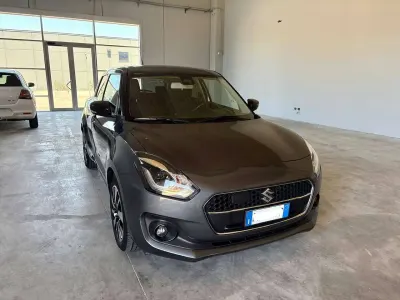 Usata Suzuki Swift 111 CV (81 kW) 2019 Grigio londra/tetto nero Utilitaria