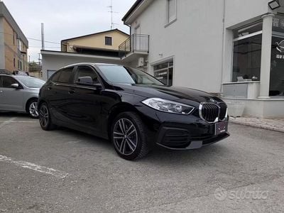 Begagnad BMW 118 Sport Line 140 HK (102 kW) 2020 Svart Halvkombi