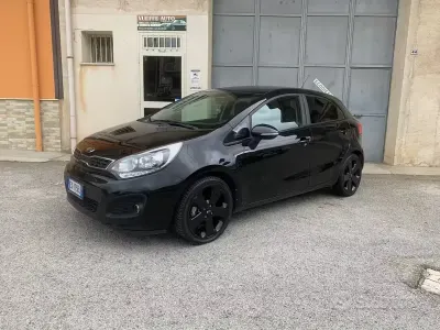 Käytetty Kia Rio Active 75 HP (55 kW) 2014 Musta Sedan