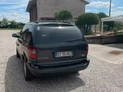 Usata Chrysler Voyager 141 CV (103 kW) 2002 Nero Monovolume