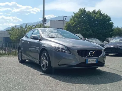 Usata Volvo V40 Kinetic 120 CV (88 kW) 2018 001grigio argento Berlina