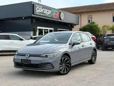 Begagnad VW Golf VIII Life 110 HK (80 kW) 2022 Grå Sedan