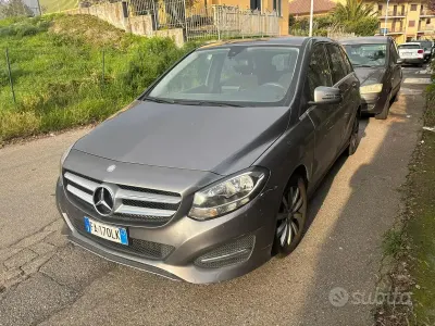 Usata Mercedes B180 Business 109 CV (80 kW) 2015 Grigio Utilitaria