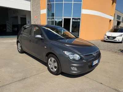 Usata Hyundai i30 Active 108 CV (79 kW) 2010 Grigio Berlina