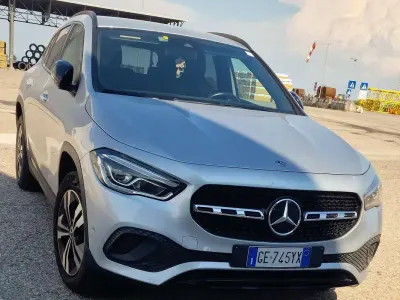 Usata Mercedes GLA200 150 CV (110 kW) 2021 Argento SUV
