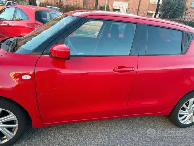 Usata Suzuki Swift 83 CV (61 kW) 2021 Rosso Utilitaria