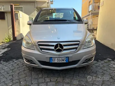 Usata Mercedes B200 140 CV (102 kW) 2010 Grigio Monovolume