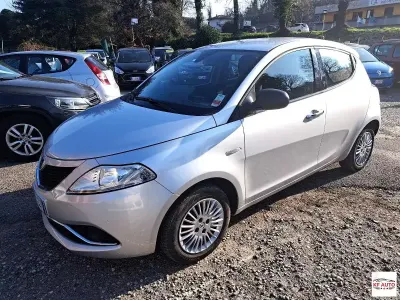 Usata Lancia Ypsilon Silver 69 CV (50 kW) 2017 Argento Utilitaria
