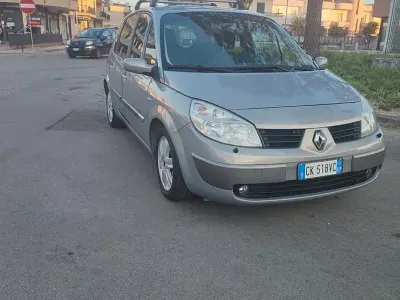 Usata Renault Scenic E-Tech 111 CV (81 kW) 2004 Grigio Monovolume