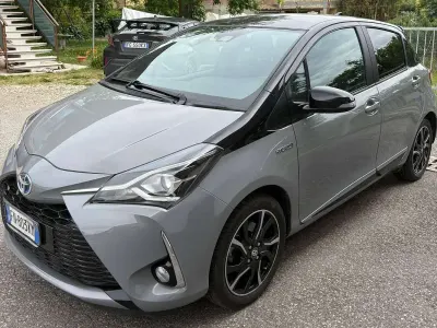Usata Toyota Yaris Hybrid 73 CV (53 kW) 2018 Grigio Utilitaria