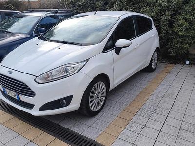 Begagnad Ford Fiesta 75 HK (55 kW) 2015 Vit Sedan