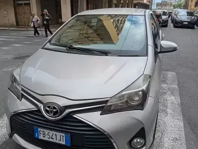 Begagnad Toyota Yaris 69 HK (50 kW) 2015 Grå Halvkombi