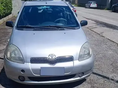 Usata Toyota Yaris Sol 68 CV (50 kW) 2001 Grigio Berlina