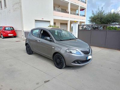 Usata Lancia Ypsilon Gold 69 CV (50 kW) 2022 Argento Utilitaria