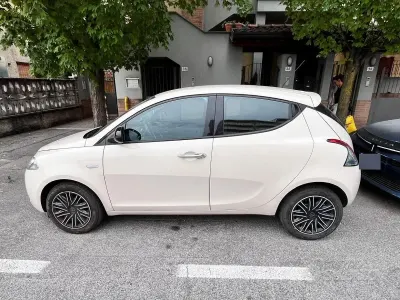 Usata Lancia Ypsilon 69 CV (50 kW) 2018 Bianco Utilitaria