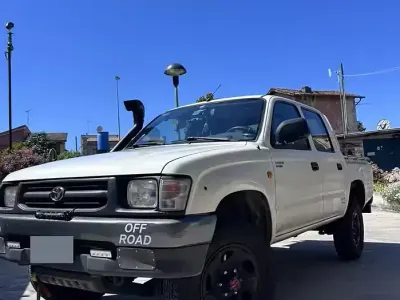 Begagnad Toyota HiLux 90 HK (66 kW) 2001 Vit Pickup