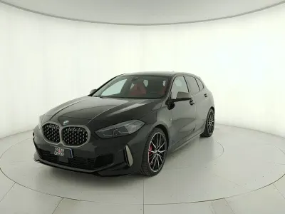Begagnad BMW M135 Comfort Edition 306 HK (225 kW) 2022 Svart Halvkombi
