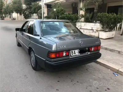 Usata Mercedes 190 122 CV (89 kW) 1993 Grigio Berlina