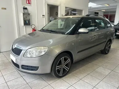 Usata Skoda Fabia Comfort 86 CV (63 kW) 2008 Grigio metallizzato Berlina