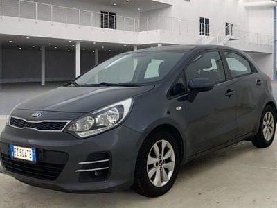 Usata Kia Rio Active 86 CV (63 kW) 2015 Vari colori metallizzato Berlina