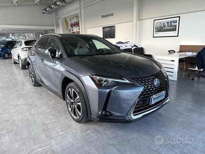 Usata Lexus UX Luxury Line 152 CV (111 kW) 2019 Grigio SUV