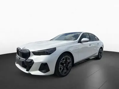 Usata BMW 550e M Sport 489 CV (359 kW) 2025 Bianca minerale Berlina