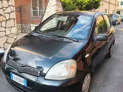 Usata Toyota Yaris 75 CV (55 kW) 2002 Nero Berlina
