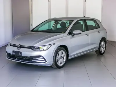 Usata VW Golf VIII Life 110 CV (80 kW) 2022 Argento metallizzato Berlina