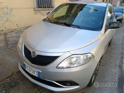 Usata Lancia Ypsilon 69 CV (50 kW) 2015 Grigio Utilitaria