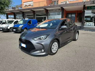 Usata Toyota Yaris Hybrid Business Edition 116 CV (85 kW) 2021 Grigio Berlina