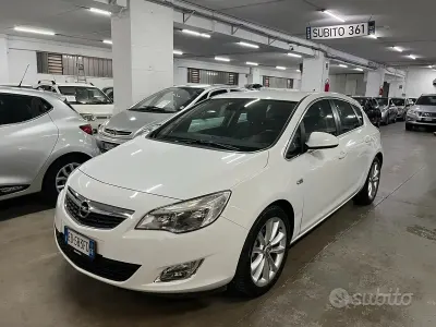 Usata Opel Astra 140 CV (102 kW) 2010 Bianco Berlina